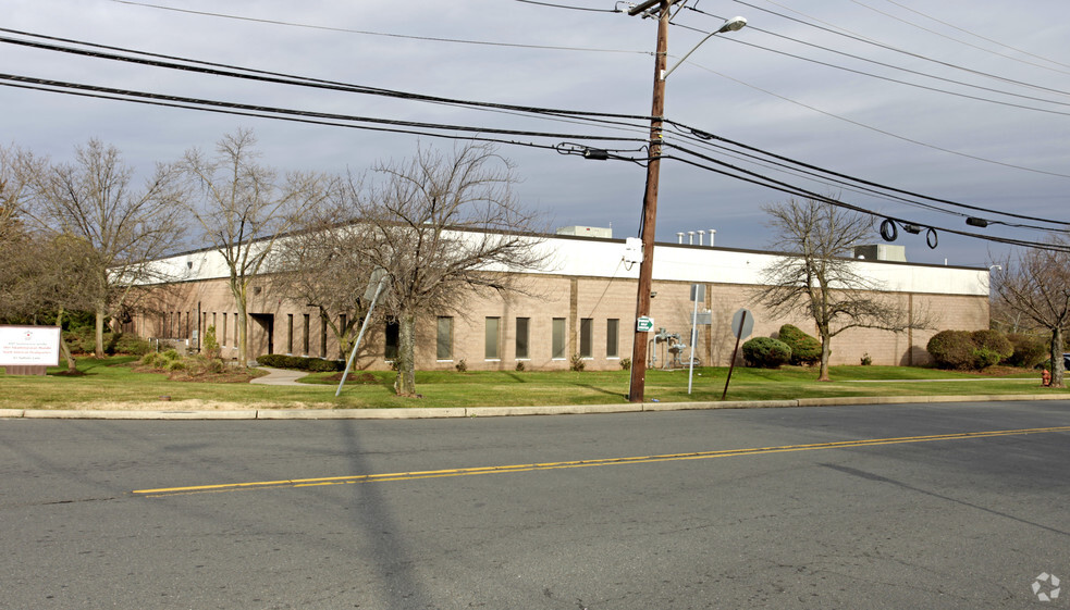 81 Suttons Ln, Piscataway, NJ for lease - Primary Photo - Image 1 of 6