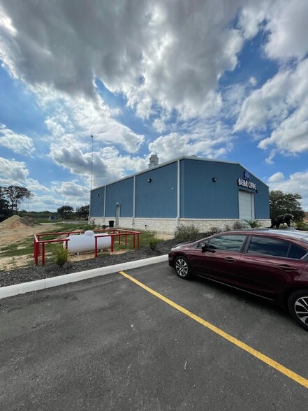 4061 County Road 342, La Vernia, TX for sale - Building Photo - Image 1 of 2