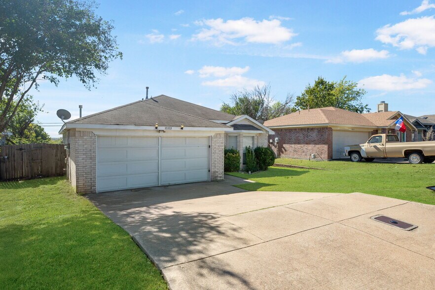 10333 Pleasant Mound Dr, Fort Worth, TX for sale - Primary Photo - Image 1 of 3