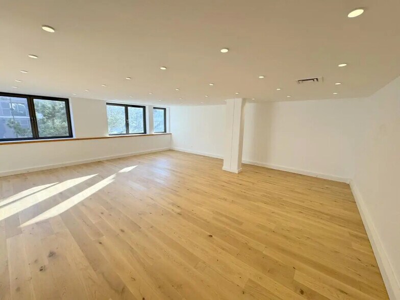 Office in Viroflay for lease - Interior Photo - Image 2 of 8