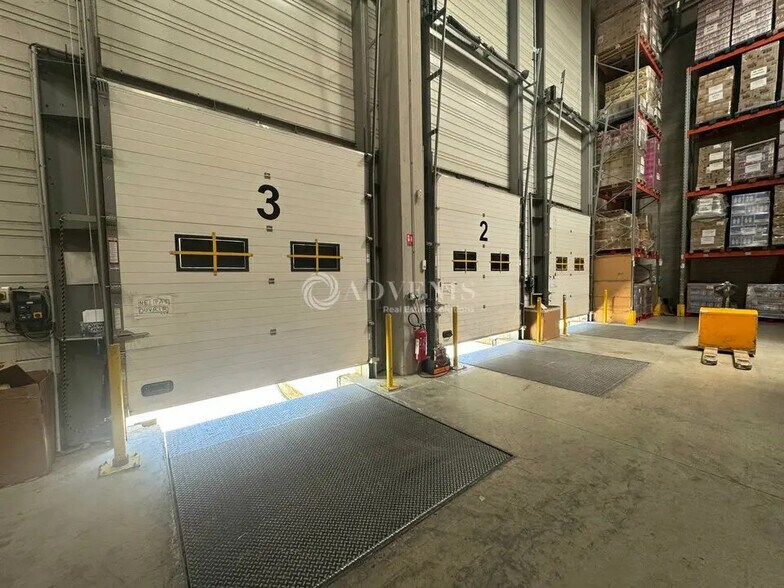 Industrial in Stains for lease - Building Photo - Image 3 of 12