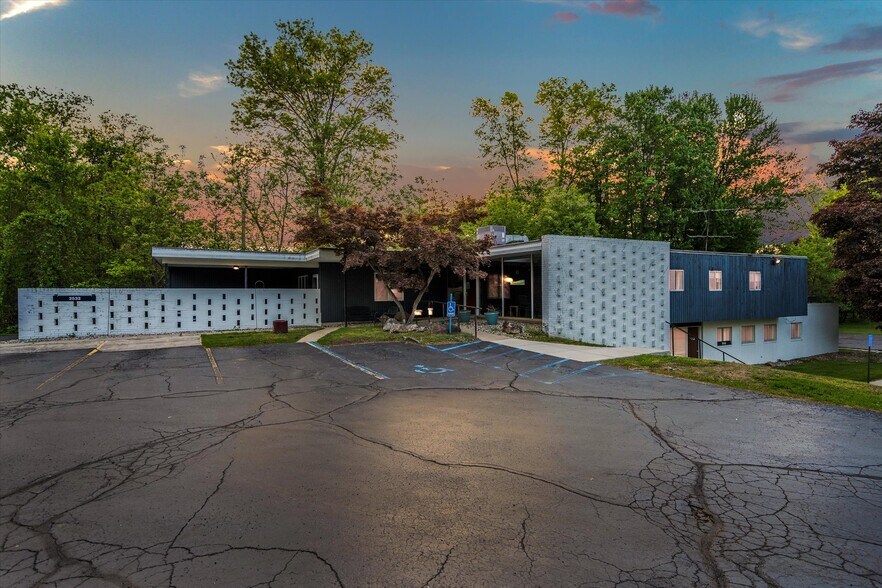 2532 Spring Arbor Rd, Jackson, MI 49203
