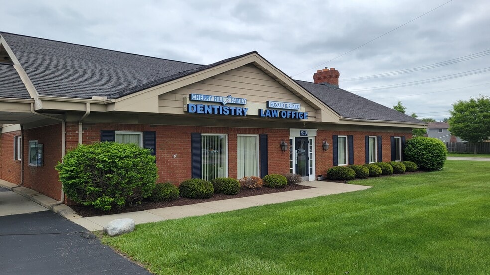 42448 Cherry Hill Rd, Canton, MI for lease - Building Photo - Image 2 of 14