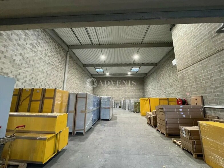 Flex in Élancourt for lease - Interior Photo - Image 3 of 3