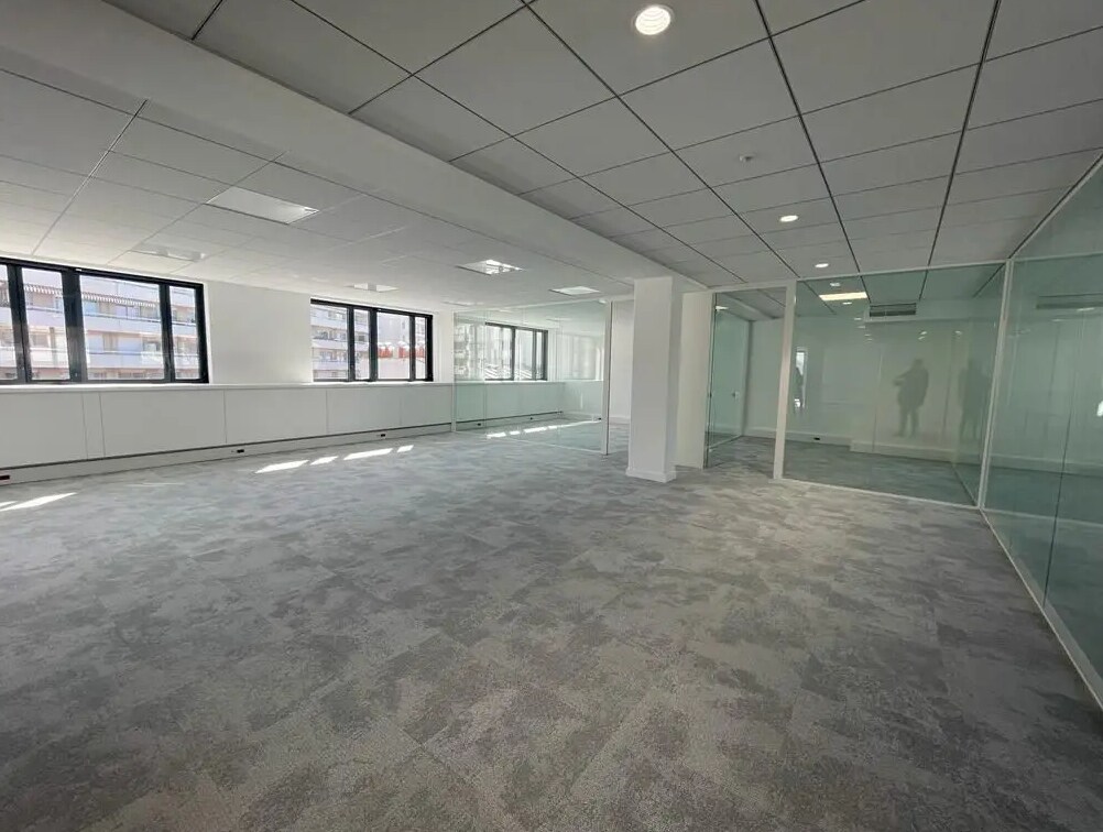 Office in Levallois-Perret for lease Interior Photo- Image 1 of 3