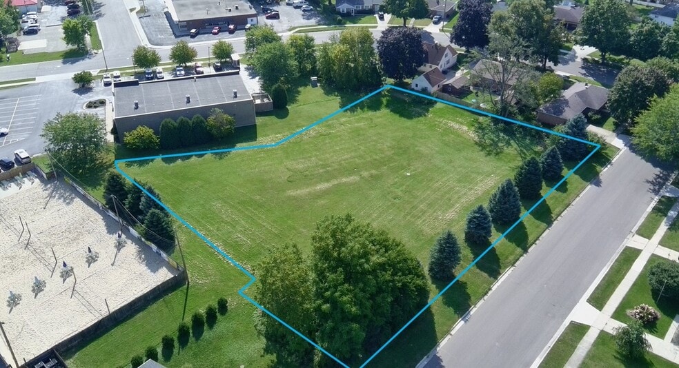 1210 Mayfair Dr, Janesville, WI for sale - Building Photo - Image 2 of 6