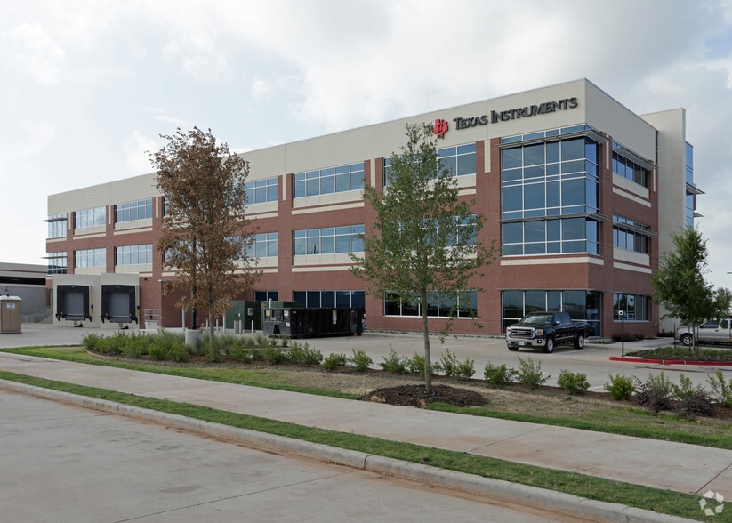 13905 University Blvd, Sugar Land, TX for sale - Building Photo - Image 2 of 14