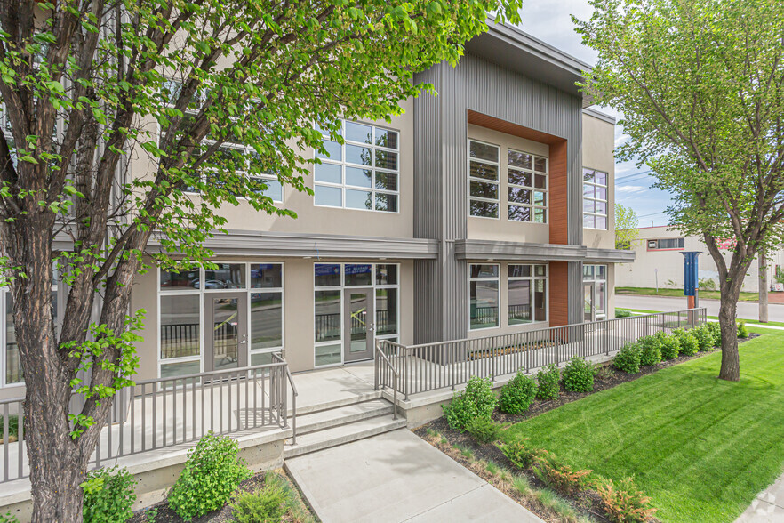 6501 Calgary Trl NW, Edmonton, AB for lease - Primary Photo - Image 1 of 6