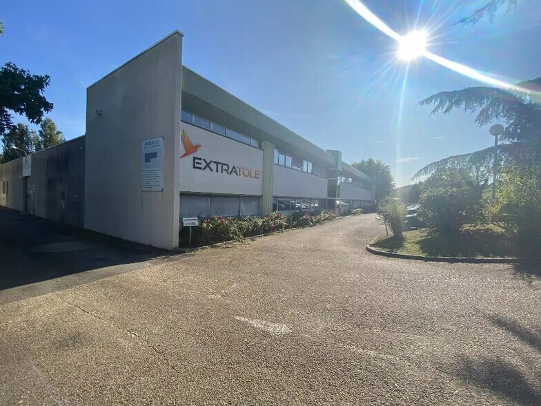 Flex in La Roche-Vineuse for lease - Building Photo - Image 1 of 14