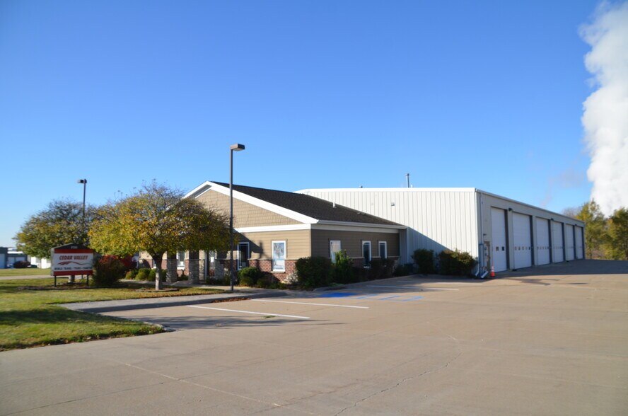 6100 7th Street Ct SW, Cedar Rapids, IA for sale - Primary Photo - Image 1 of 1