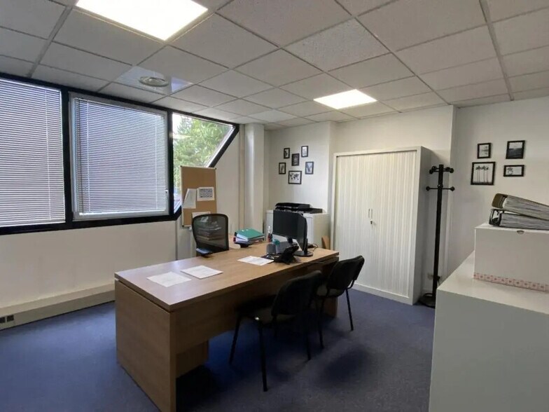 Office in Bois-Guillaume for lease - Interior Photo - Image 3 of 4