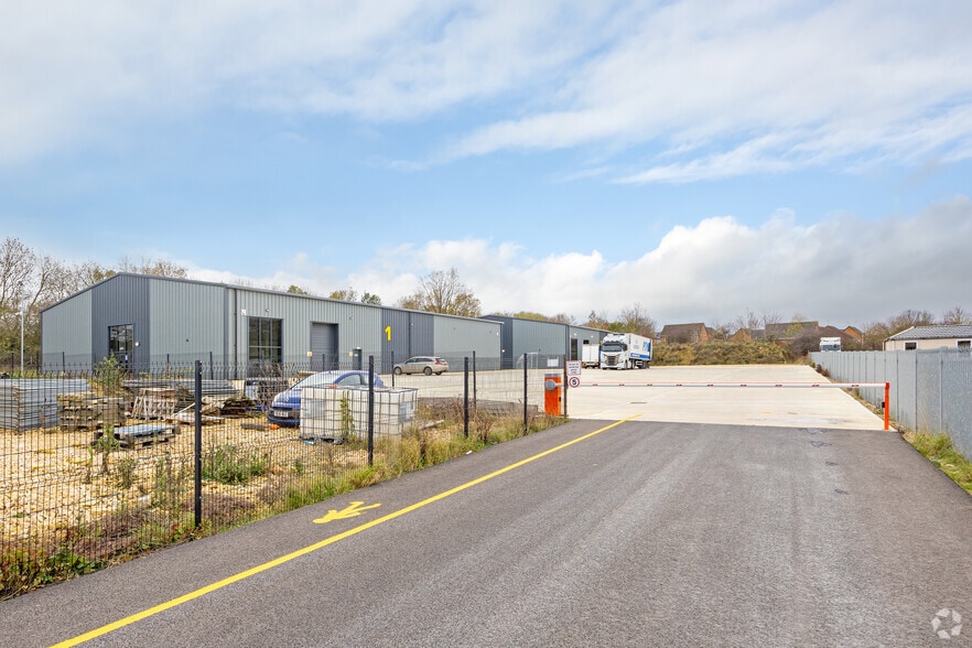 33 Beech Rise, Sleaford for lease - Building Photo - Image 2 of 2