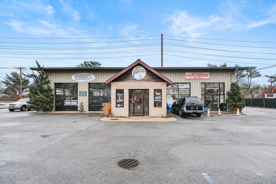 231 Orinoco Dr, Brightwaters, NY 11718