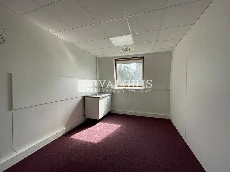 Office in Bron for lease - Interior Photo - Image 3 of 6