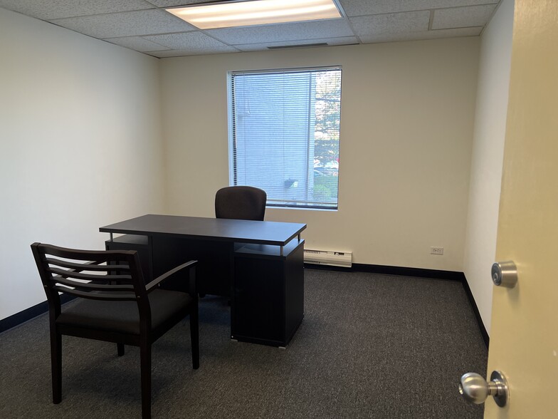 11-21 N Skokie Hwy, Lake Bluff, IL for lease - Interior Photo - Image 3 of 13