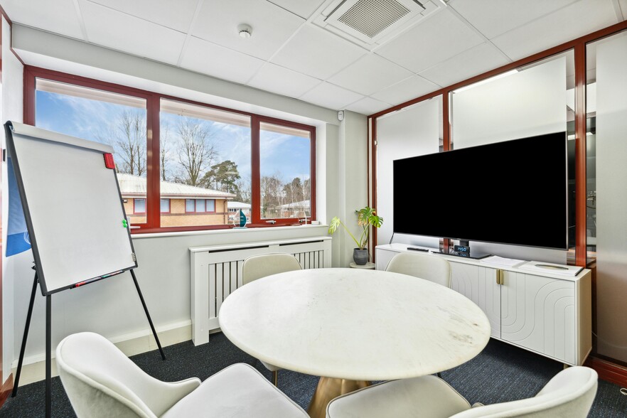 Dukes Ride, Crowthorne for sale - Interior Photo - Image 3 of 11