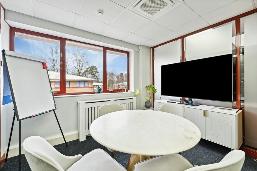 Dukes Ride, Crowthorne for sale - Interior Photo - Image 3 of 7