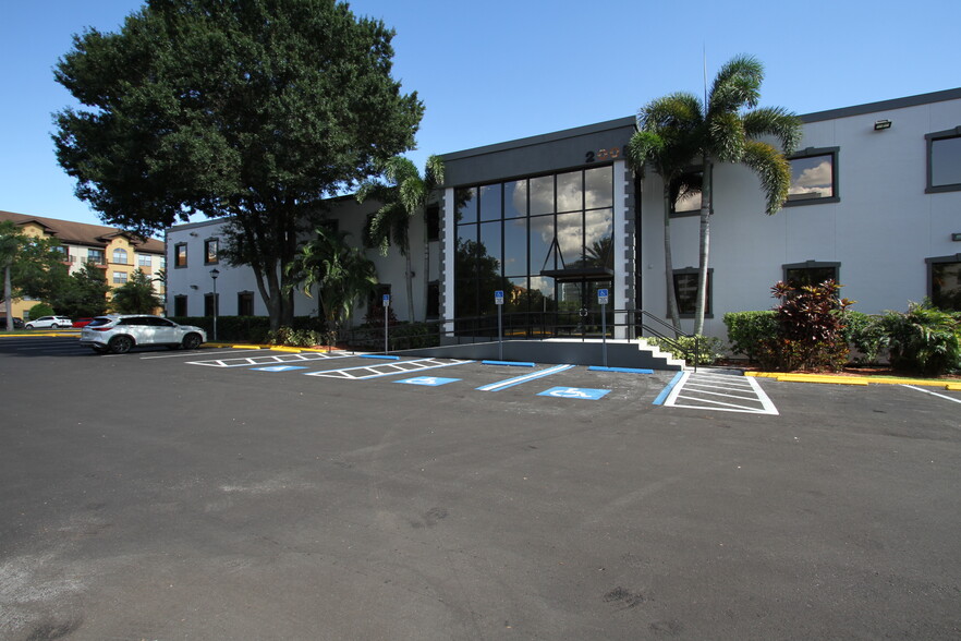 2005 Pan Am Cir, Tampa, FL for lease - Building Photo - Image 1 of 6