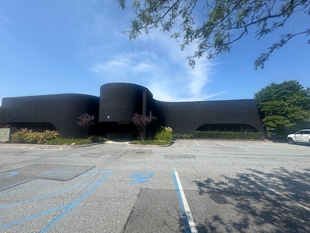 1745 Expressway Dr N, Hauppauge, NY for sale - Building Photo - Image 1 of 1