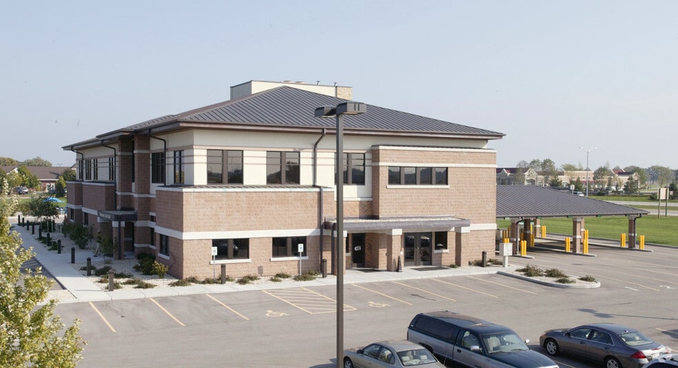 1227 Corporate Center Dr, Oconomowoc, WI for lease - Building Photo - Image 3 of 5