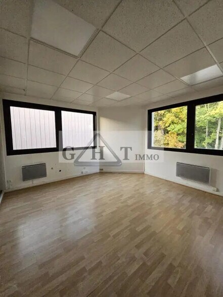 Office in Verrières-le-Buisson for lease - Interior Photo - Image 1 of 4