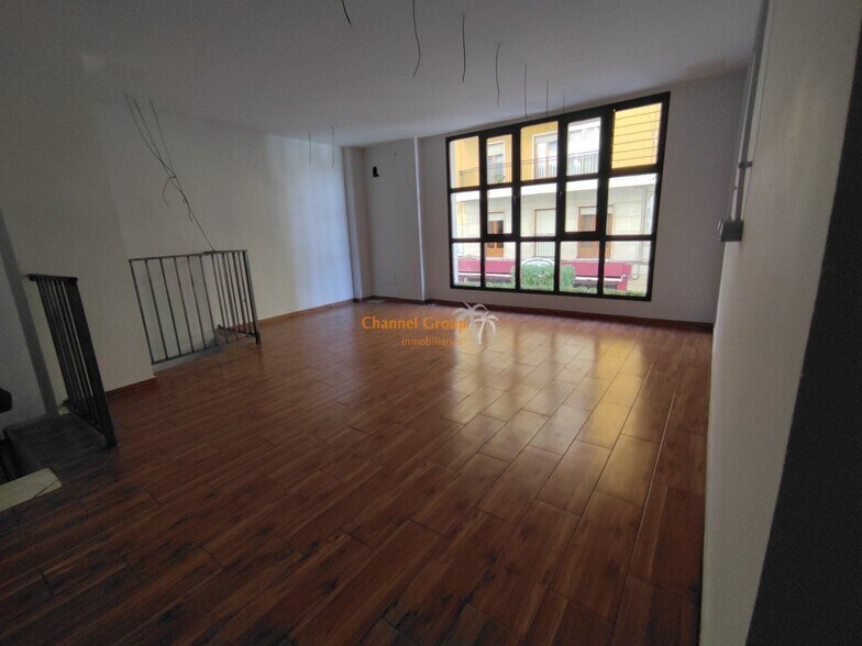 Retail in Elche for lease - Building Photo - Image 3 of 6