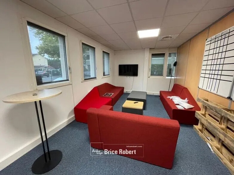 Office in Bron for lease - Interior Photo - Image 3 of 3