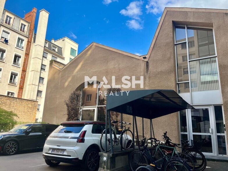 Office in Lyon for lease - Building Photo - Image 1 of 7