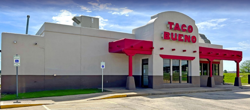 500 Shawnee Mall Dr, Shawnee, OK for lease - Building Photo - Image 1 of 7