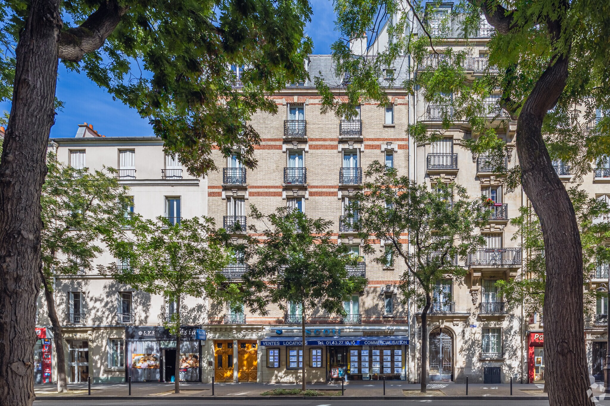  in Paris for sale Primary Photo- Image 1 of 1