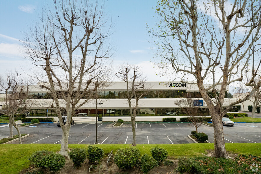 1220-1240 Avenida Acaso, Camarillo, CA for lease - Building Photo - Image 2 of 22