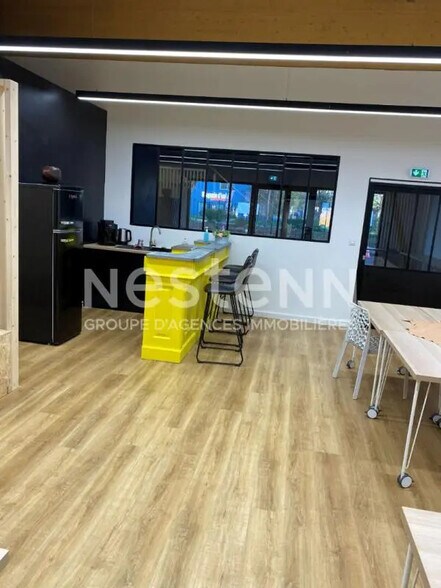 Retail in Plescop for lease - Interior Photo - Image 2 of 3