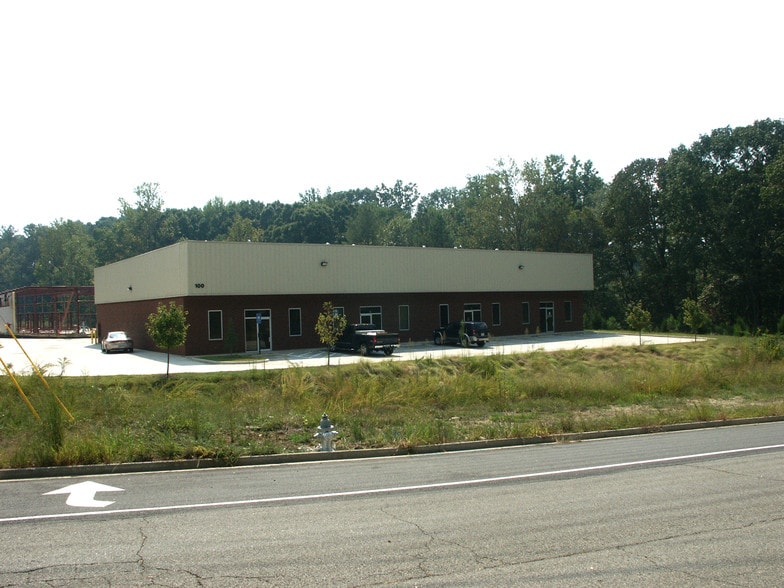 100 Holt Industrial Cir, Acworth, GA for lease - Primary Photo - Image 1 of 2