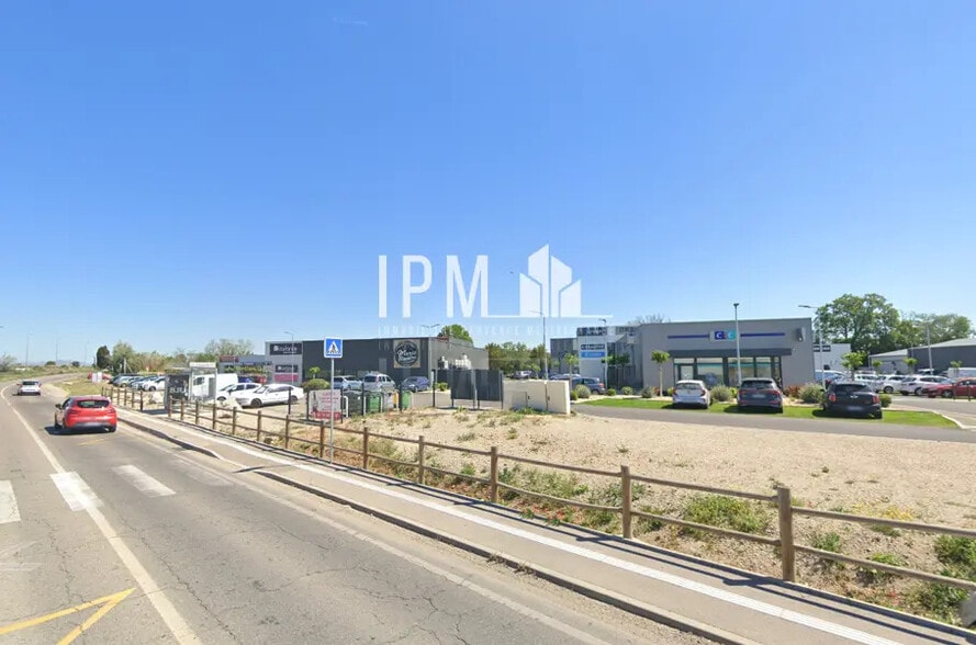Retail in Istres for lease - Building Photo - Image 1 of 5