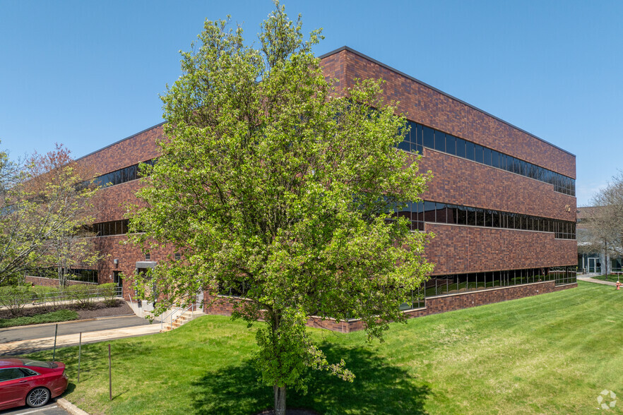 602 Office Center Dr, Fort Washington, PA for lease - Primary Photo - Image 1 of 6