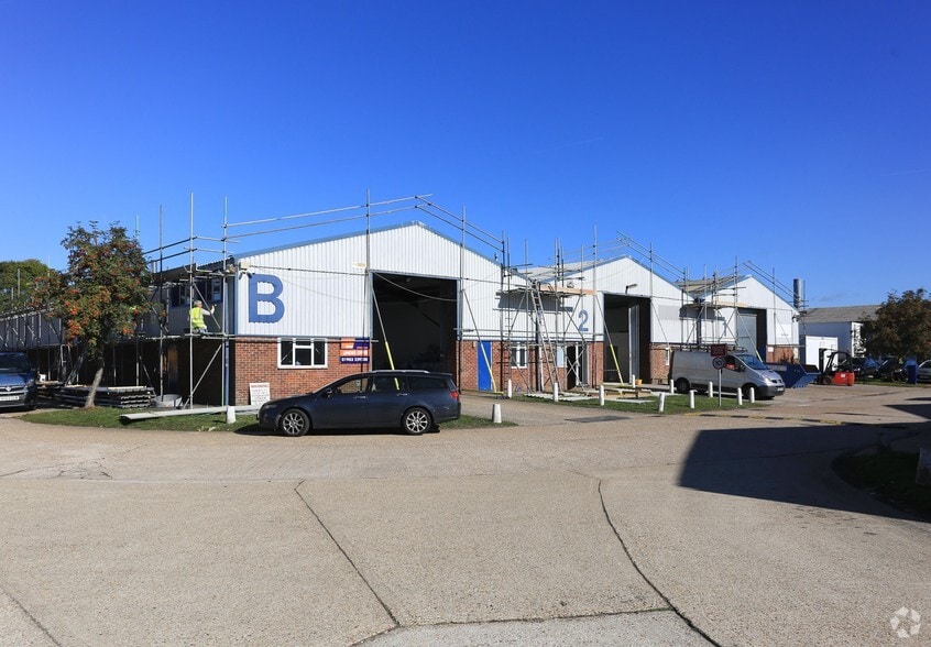 Burndell Rd, Ford for lease - Primary Photo - Image 1 of 2