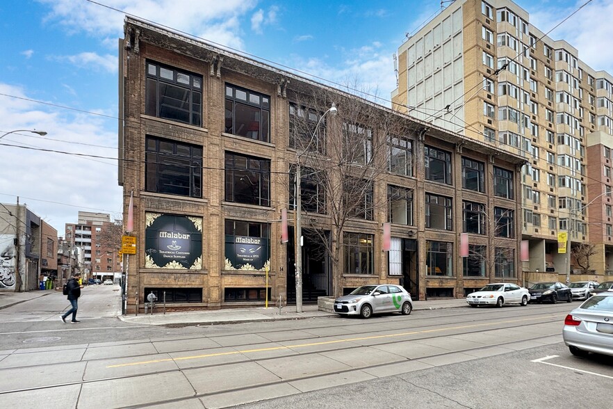 10-14 Mccaul St, Toronto, ON for lease - Building Photo - Image 1 of 17