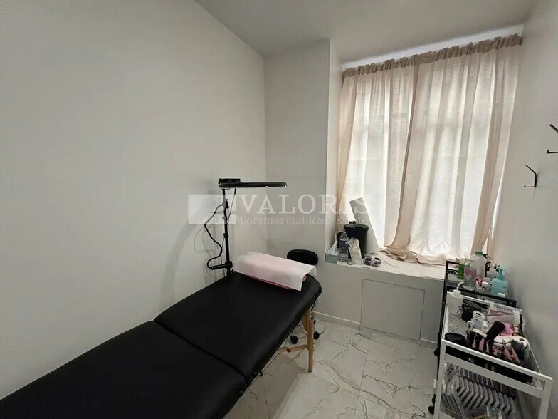 Retail in Lyon for lease - Building Photo - Image 3 of 7