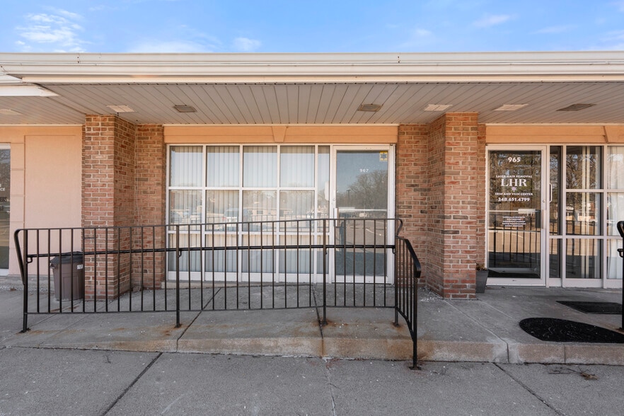 961-971 Oakwood Dr, Rochester, MI for lease - Building Photo - Image 2 of 29