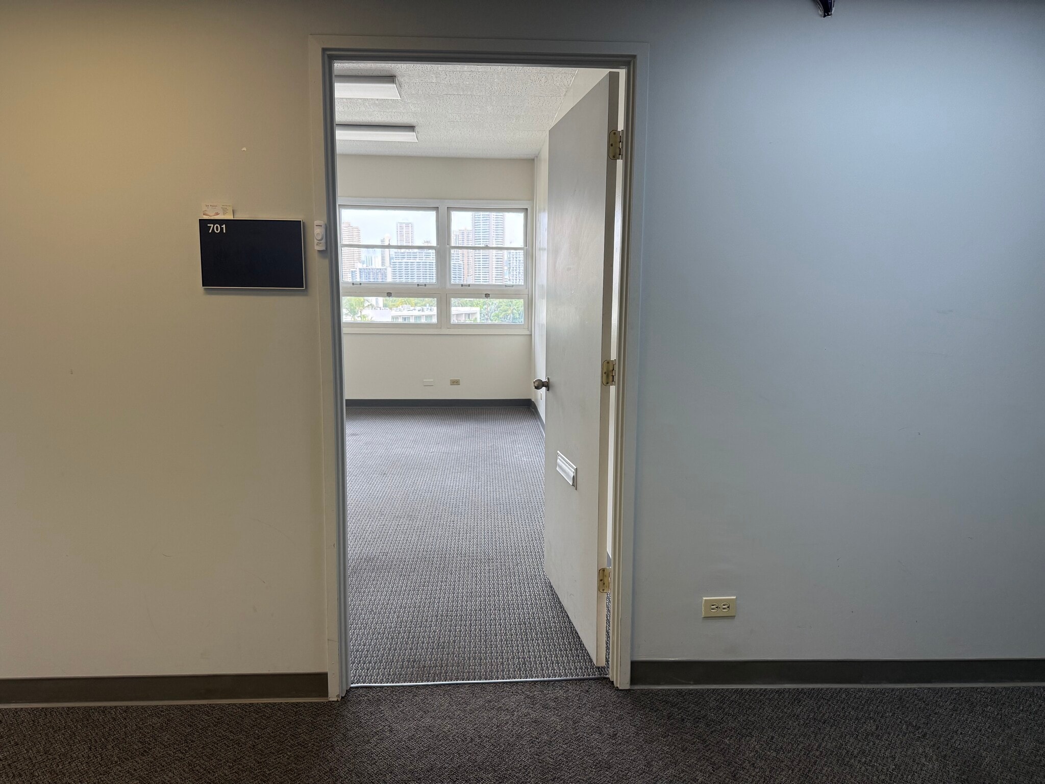 307 Lewers St, Honolulu, HI for lease Interior Photo- Image 1 of 10