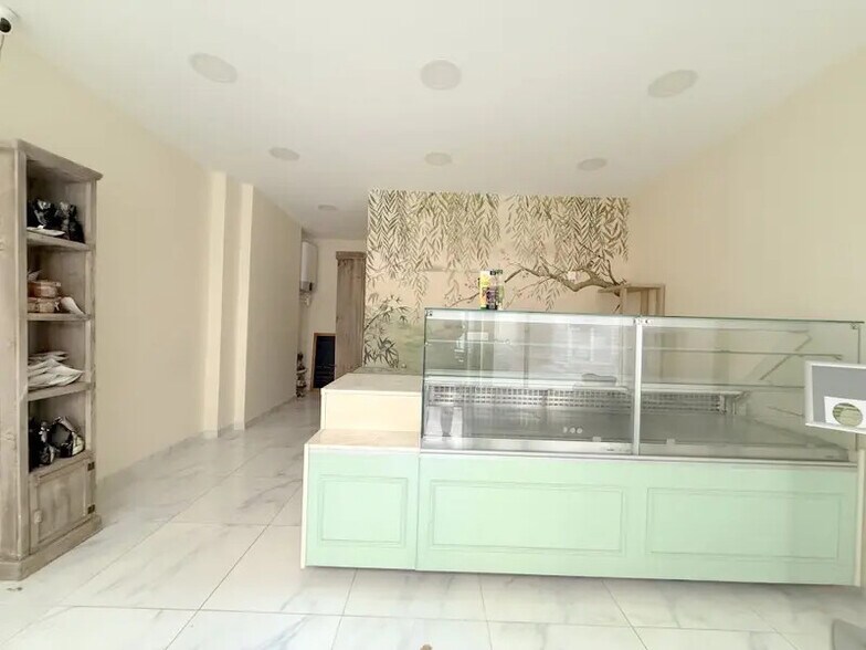 Retail in Rueil-Malmaison for lease - Interior Photo - Image 3 of 4