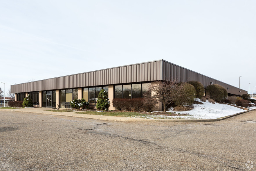 4895 Dressler Rd, Canton, OH for lease - Building Photo - Image 2 of 5