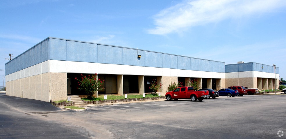 2613-2619 N Shields Blvd, Oklahoma City, OK for lease - Building Photo - Image 2 of 3