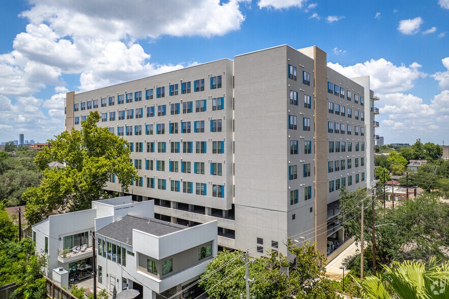 701 Richmond Ave, Houston, TX for lease - Building Photo - Image 2 of 10