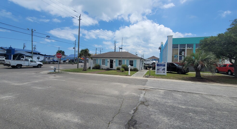 201-203 Lumberton Ave, Carolina Beach, NC for lease - Building Photo - Image 3 of 3