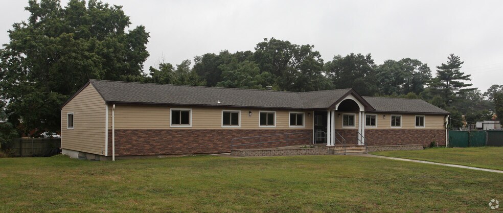 2092 Jericho Tpke, Commack, NY for sale - Primary Photo - Image 1 of 1