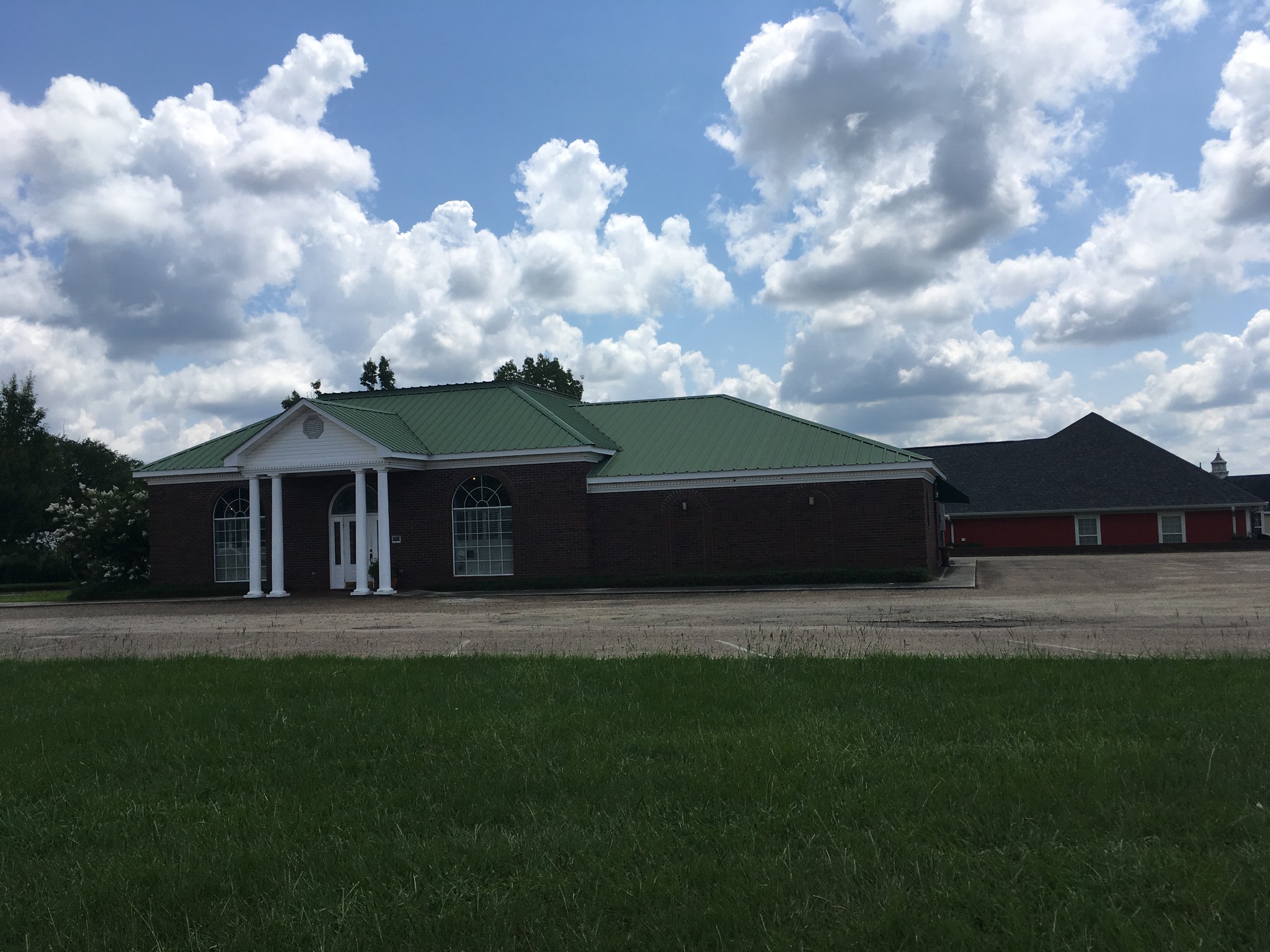 1104 Sawmill Rd, Laurel, MS for sale Primary Photo- Image 1 of 1