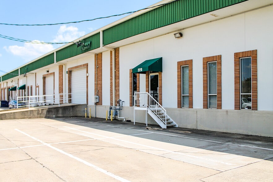 151 Regal Row, Dallas, TX for lease - Building Photo - Image 3 of 15