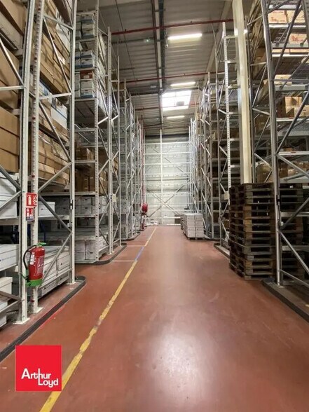 Flex in Chartres for lease - Interior Photo - Image 3 of 5