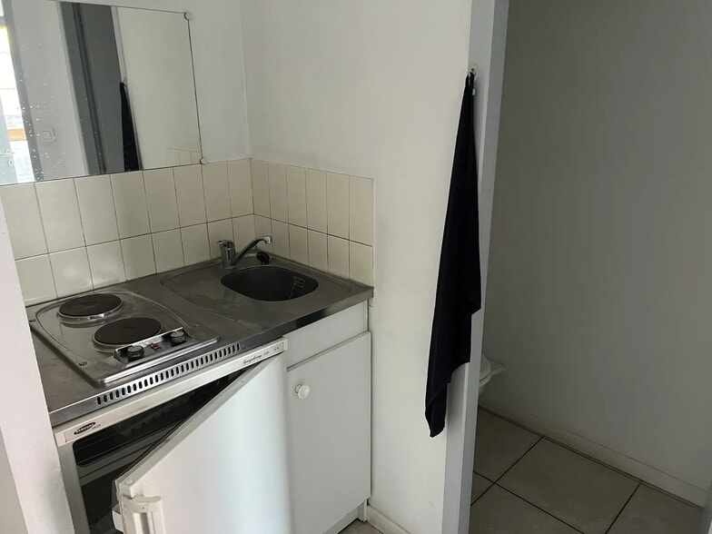 Rue Jules Ferry, Fontaines-sur-Saône for sale - Interior Photo - Image 3 of 3